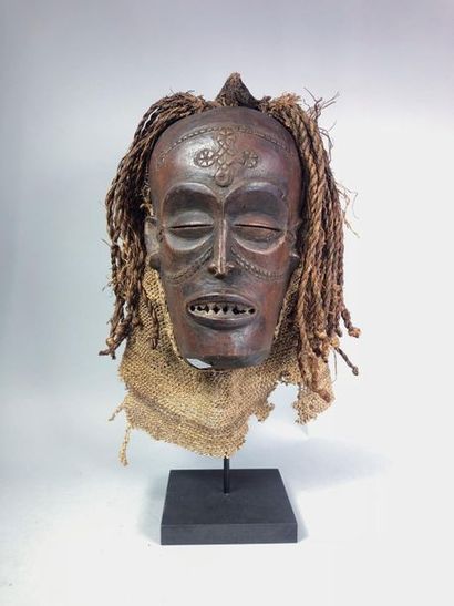 Masque Tchokwe avec coiffe. Angola. H : 24...