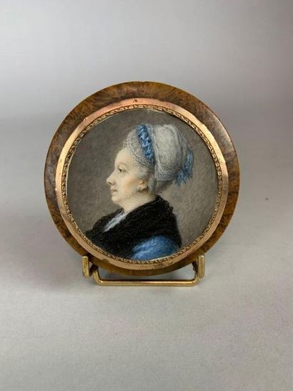  Ecole française du XVIIIe siècle Portrait de femme à la coiffe de dentelle. Miniature...