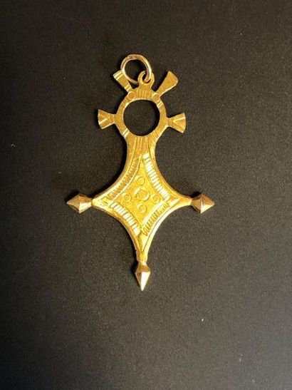 null Southern cross in 18K (750°/°°) yellow gold. Weight: 4.3 g