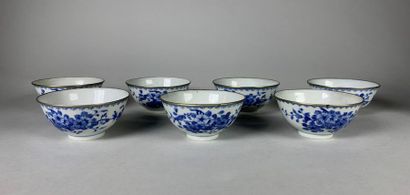 Suite de sept bols en porcelaine bleu-blanc,...