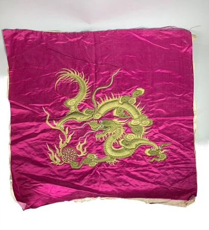 null Panneau en soie brodée d'un dragon. 
Indochine, début XXe siècle.
61,5 x 58...