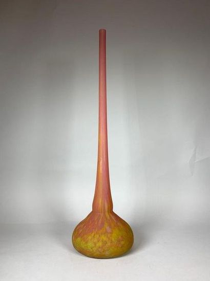 DAUM NANCY Vase en verre marmoréen rose et...