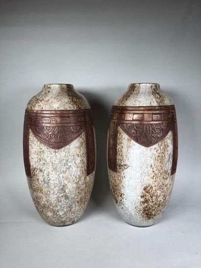 null LEGRAS
Paire de vases ovoïdes en verre marmoréen à décor de feuillage. 
Epoque...