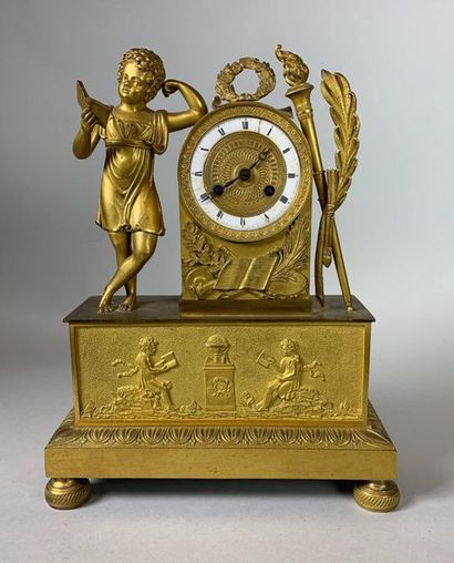 Pendule en bronze doré, à décor d'un enfant...