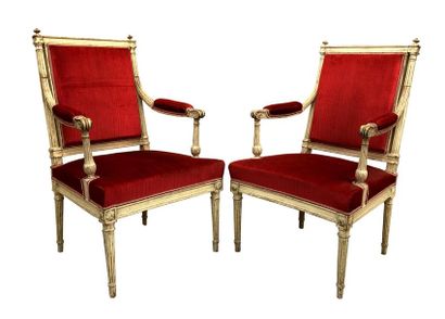 null Paire de fauteuils à la reine en bois laqué blanc, les accotoirs balustre, les...