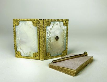 null [CARNET de BAL en NACRE]. 1821. In-64 (5,2 x 4,5 cm), 2 plaques de nacre avec...