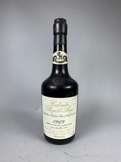 null Une bouteille de Calvados Pays d'Auge. Christian Drouin 1969