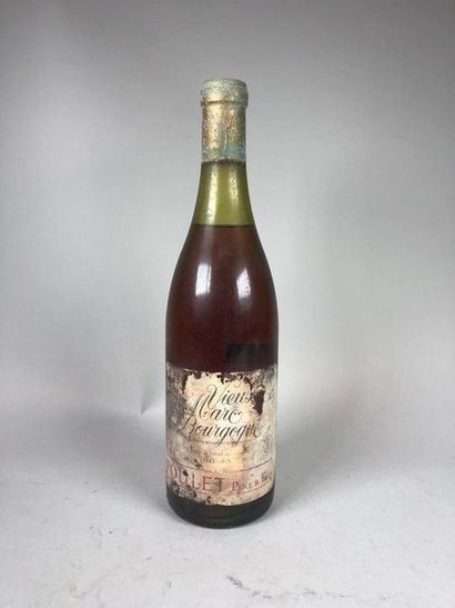 null Une bouteille de Vieux Marc de Bourgogne. Poulet 1943 (B)