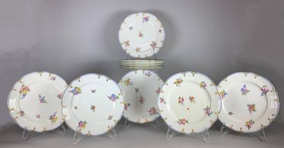 null SEVRES, 1752
Suite de onze assiettes en porcelaine à décor de bouquet fleuris,...