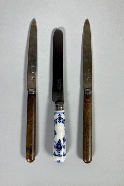 null Trois couteaux dont deut à manche en bois et lame en argent. XVIIIe siècle,...