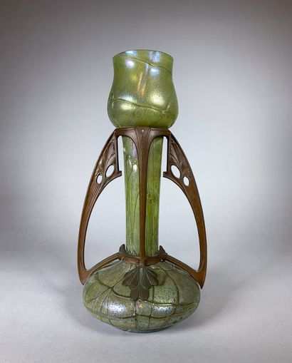 null Vase en verre irisé, monture en régule sculpté de feuillage. 

Epoque Art Nouveau....