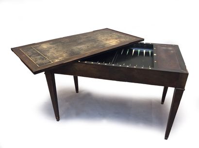 null Table trictrac en placage d'acajou, le plateau amovible dévoilant un backgammon...