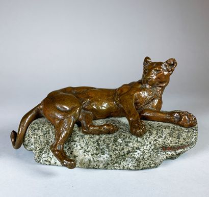 null Charles VALTON (1851-1918)

Lionne couchée.

Epreuve en bronze à patine brun-rouge...