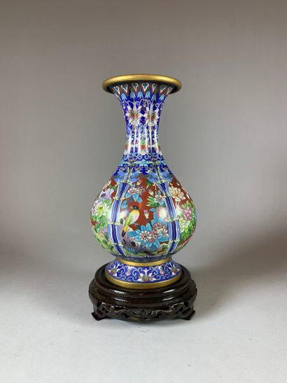 null Vase balustre en bronze cloisonné à décor de pivoines et oiseaux branchés. Chine,...