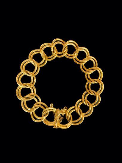 null Bracelet en or jaune 18K (750°/°°) composé d’anneaux doubles entrelacés. Poids...