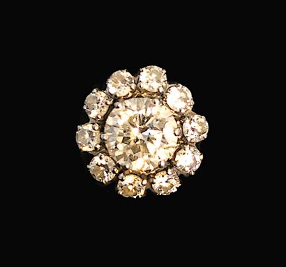 null Bague fleur en platine serti d'un diamant central demi taille (environ 2 carats)...