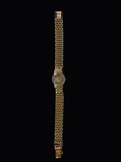 null OMEGA

Montre bracelet de dame en or jaune 18K (750°/°°), le cadran circulaire...