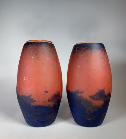 null MULLER FRERES (act.1895-1936)

Paire de vases en verre bleu et orangé. Signés....