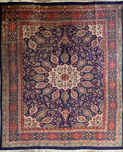 null Tabriz (Iran) vers 1975-1980

Sur fond bleu marine.

335 x 246 cm