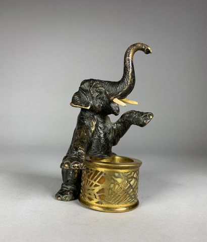 null 
Tiffany STUDIOS
Elephant de cirque.
Rare épreuve en bronze à patine brun nuancé...