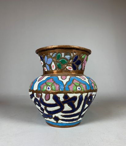 null 
Vase en cuivre émaillé de calligraphie orientale, reprenant la forme d’une...