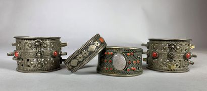 null Quatre bracelets berbères dont une paire de bracelets ouverts à motifs géométriques...