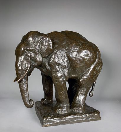 null 
Etha RICHTER (1883-1977)
L'éléphant.
Epreuve en bronze à patine brun nuancé....