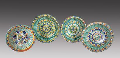 null 
Quatre plats circulaires en faïence émaillée de décor rayonnant
Proche-Orient,...