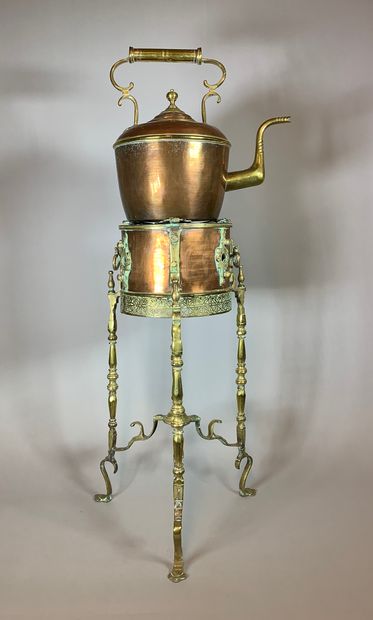 null 
Grand samovar en cuivre et laiton, la bouilloire reposant sur une base tripode....