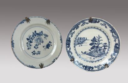 null Deux assiettes en porcelaine émaillée bleu de fleurs et d'un paysage. Chine,...