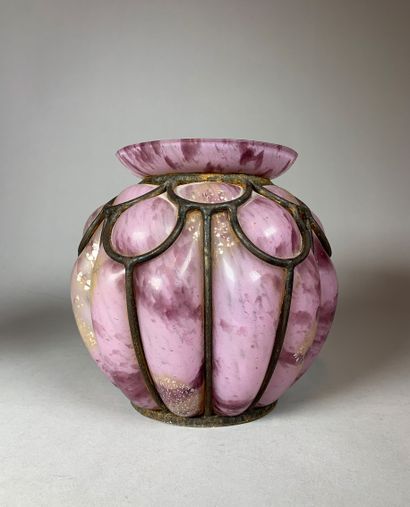 null DELATTE

Vase en verre rose à paillons argentés soufflé dans une résille en...