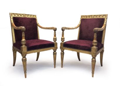null 
Paire de fauteuils en bois doré à dossier plat, à décor de feuillage et frise...