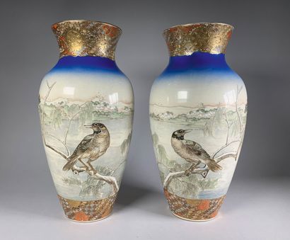 null 
Paire de vases balustres en porcelaine émaillée d'oiseaux branchés.




Japon,...