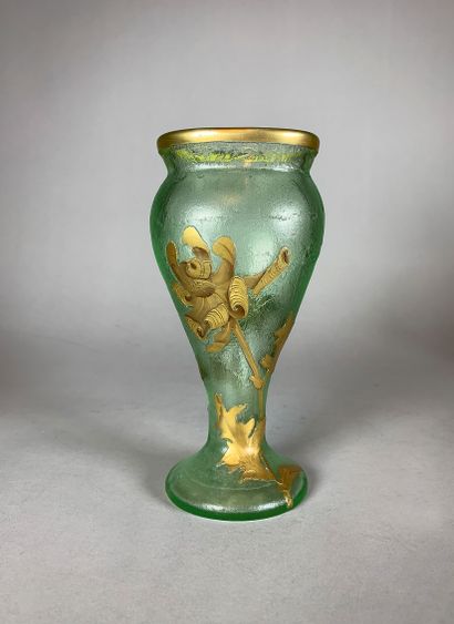 null MONTJOYE

Vase en verre givré vert et doré de fleurs.

Vers 1900.

H : 19 c...