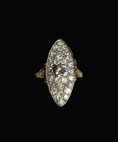 null Bague marquise de forme navette ornée d'un diamant central, d'environ 0,5 carats...