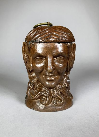 null Pot à tabac en grès formant une tête de pirate «Janus» (éclats). XIXe siècle.

H...