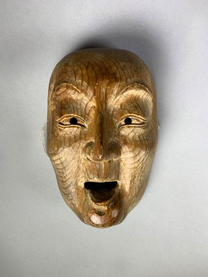 null Masque en bois sculpté.

Japon, vers 1900.

18,5 x 13 cm