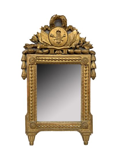 null Miroir en bois sculpté et doré, le fronton à attributs révolutionnaires.

XVIIIe...
