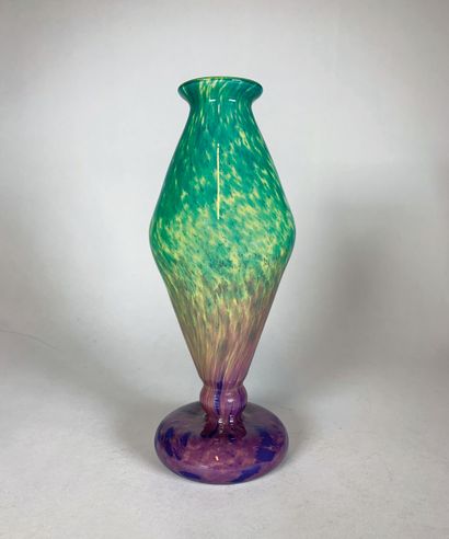 null SCHNEIDER

Vase diabolo en verre marmoréen vert jaune et violet. Signé.

H :...