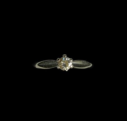 null Bague en or blanc 18K (750°/°°) serti d'un diamant taille brillant solitaire....