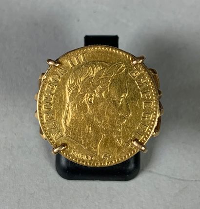 null Bague en or jaune 18K (750°/°°) serti d'une pièce de 10 francs or au profil...