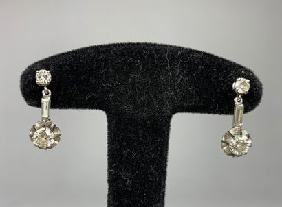 null Paire de pendants d'oreille en or blanc 18K (750°/°°) serti chacun de deux diamants...