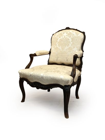null Large fauteuil à la reine en bois mouluré, sculpté de fleurettes et teinté reposant...