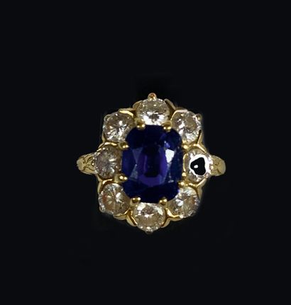 null Bague fleur en or jaune 18K (750°/°°) serti d'une pierre bleue entourée de diamants....
