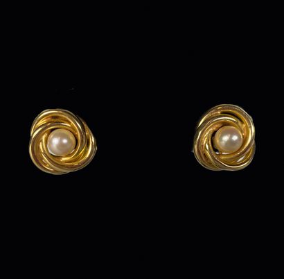 null Paire de boucles d'oreilles en or jaune 18K (750°/°°) serti de perles de culture....