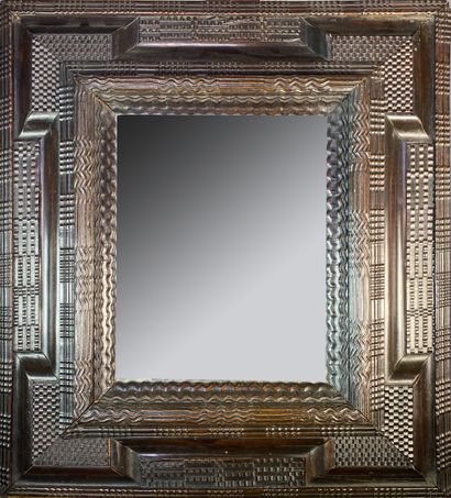 null Miroir en bois noirci sculpté de vaguelettes.

Epoque XVIIe siècle.

59 x 53,5...