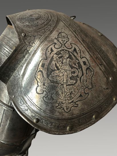 null Bras épaulière gauche d'armure en fer forgé et gravé de trophées d'armes et...