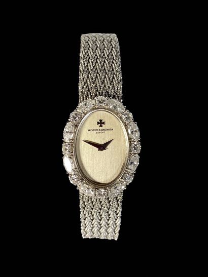 null VACHERON CONSTANTIN

Montre bracelet de dame tonneau en or blanc 18K (750°/°°),...
