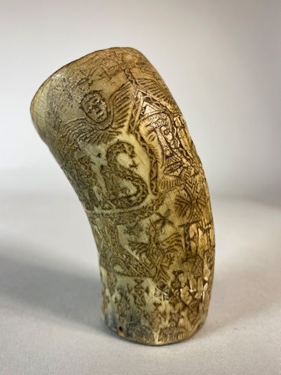 null Gobelet en corne gravée de motifs religieux : croix, angelots.

H : 9 cm