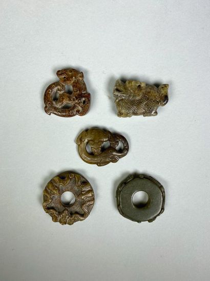 null Lot de cinq pendentifs asiatiques en pierre dure sculptée.

Chine, XXe siècle.

H...